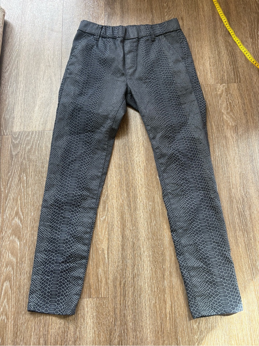 Bevy Flog gray & black scale print jogger pants size 27 excellent condition
